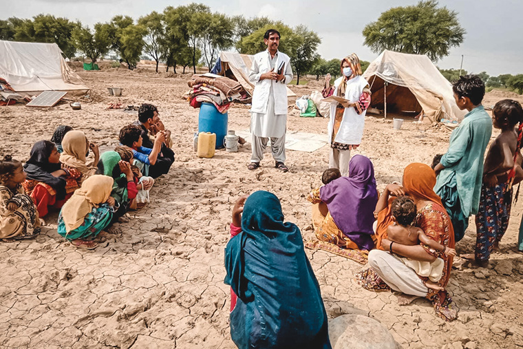 MSFの緊急対応チームは、国内避難民キャンプで洪水時の病気予防のためのセッションを実施。人びとの健康意識の向上を促している＝バルチスタン州、デーラ・ムラド・ジャマリ　Ⓒ MSF