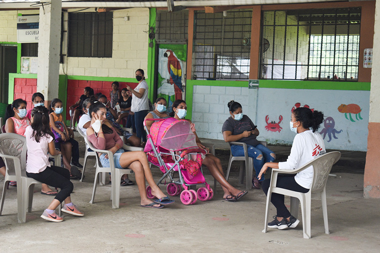 MSFの健康教育チームは、妊婦や10代の若者が多く暮らす貧困地域に赴き、リプロダクティブ・ヘルスに関するセッションを提供している　Ⓒ MSF/Laura Aceituno
