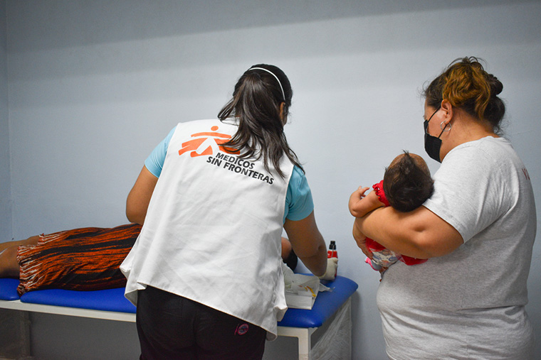 ラ・ブエソの診療所では、MSFの移動診療チームの医師と看護師が 家族計画について相談にのっている。また、ほとんどの女性が赤ちゃんと一緒に産後検診を受けている　Ⓒ MSF/Laura Aceituno