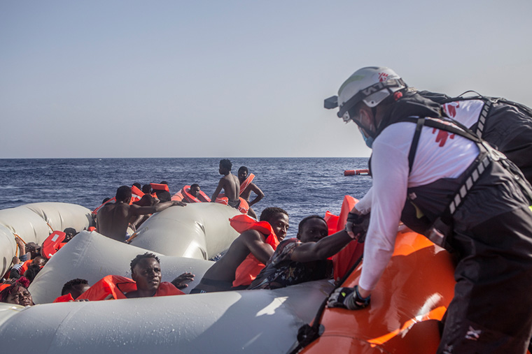 MSFのチームは遭難したゴムボートから71人を救助=2022年6月27日 Ⓒ Anna Pantelia/MSF