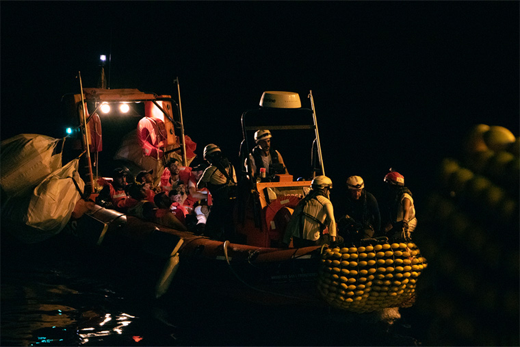 午後11時頃、遭難したボートから未成年者を含む13人を救出するMSFのチーム＝2022年7月25日 Ⓒ Rahul Dhankani/MSF