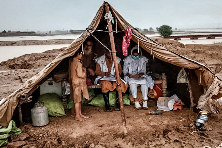 バルチスタン州の村で避難者を訪問するMSFのカウンセラー。スタッフ自身も家を失った＝2022年8月29日　©  MSF