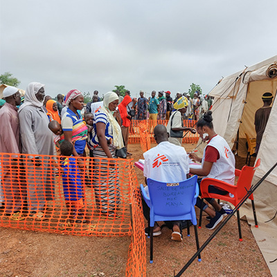 MSFが運営する移動診療所に並ぶ人びと　Ⓒ MSF/Mohamed El-Habib Cisse