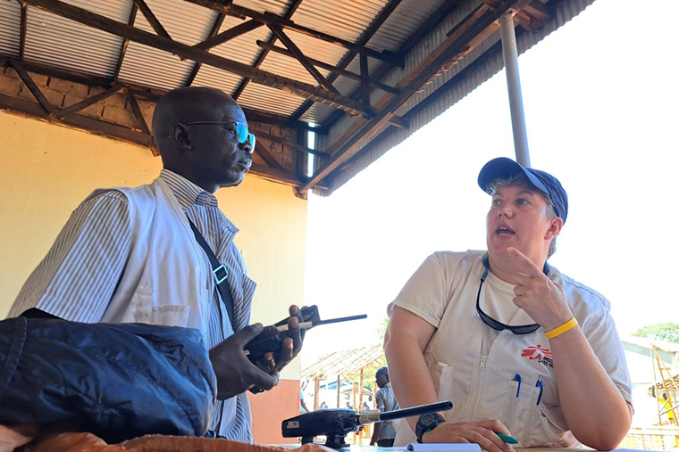 ムベンデに建設したエボラ治療センターについて話し合うMSFのスタッフ　Ⓒ MSF/Sam Taylor