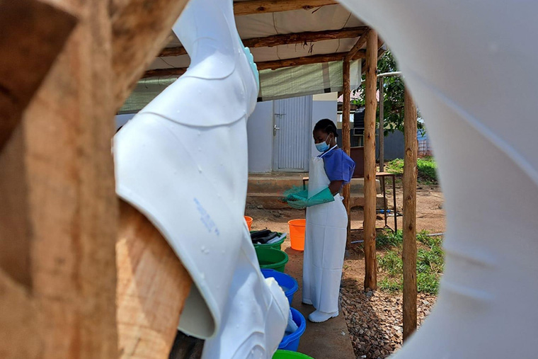 マドゥドゥの治療ユニットでは、エボラの疑いがある患者の初期スクリーニング検査を患者の自宅近くで行うことができる　Ⓒ MSF/Sam Taylor