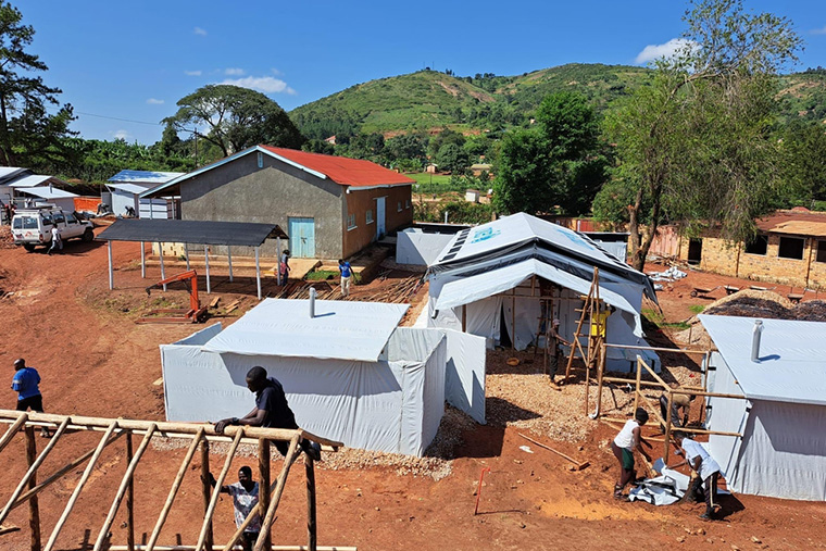 ムベンデ市で建設中の新たなエボラ治療センター　Ⓒ MSF/Sam Taylor