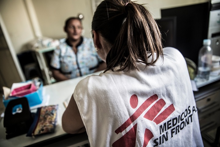 暴力の被害者にカウンセリングを行うMSFの心理療法士＝2014年、コロンビア　© Anna Surinyach/MSF