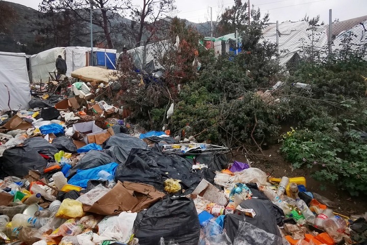 ごみが散乱し、ネズミが這い回るギリシャ・サモス島の難民キャンプ © MSF