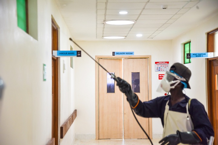 ケニア、新型コロナ対策で病院内を消毒するMSFスタッフ　© Paul Odongo/MSF 