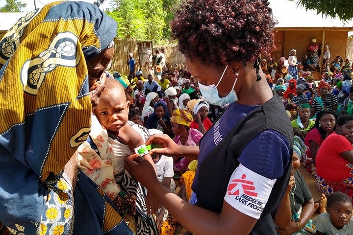 武装勢力による襲撃が続くモザンビーク北部で、野外診療を行うMSFスタッフ © MSF