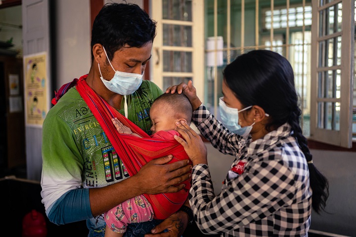 MSFの診療所を訪れHIVの治療を受ける24歳のマ・サバイさん（写真右）。ミャンマーには政変後にHIVの治療を受けづらくなった人が多く存在する　© Ben Small/MSF