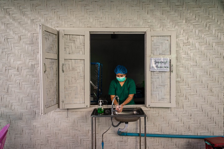 HIVケアにあたるMSFのスタッフ　　© Ben Small/MSF