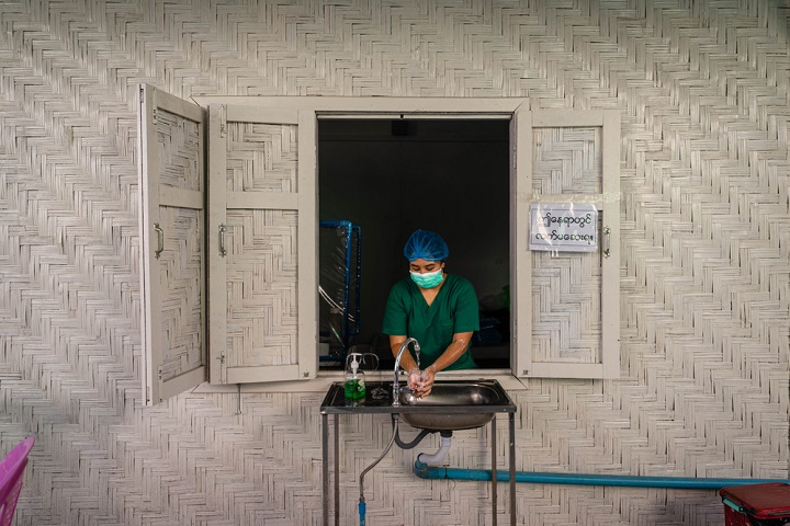HIVケアにあたるMSFのスタッフ © Ben Small/MSF
