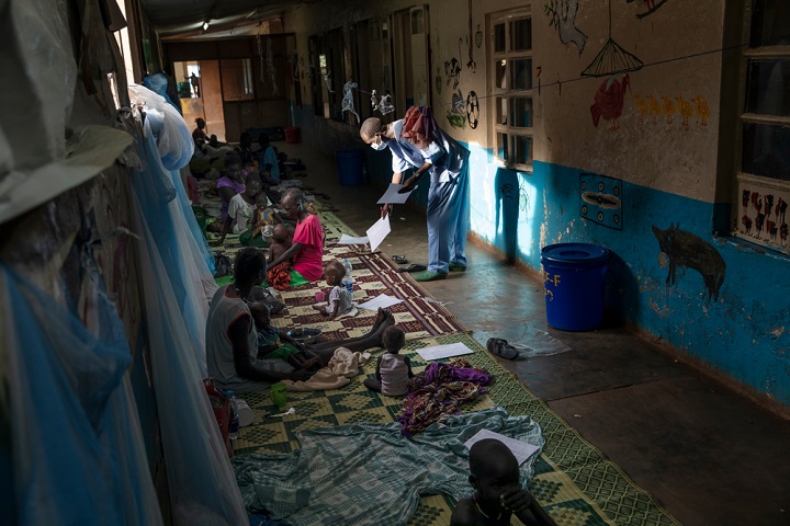 急増したマラリア患者に対応するMSFのスタッフ。ベッドが足りず、廊下にも患者が待機している　© Adrienne Surprenant/Item