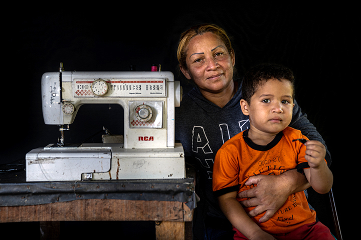 元教師のアレハンドラさん（仮名）は裁縫の仕事を得るためにミシンを持ち運んだ　© Mariana Abdalla/MSF