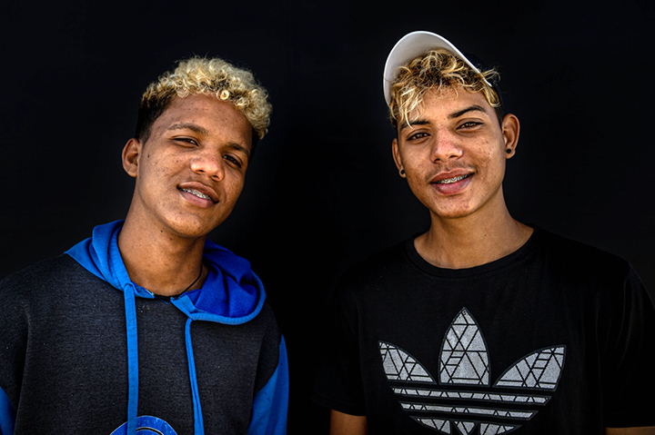 将来の夢を掲げるビクトルさんとアレハンドロさん。共に19歳、故郷では隣人同士だった © Mariana Abdalla/MSF