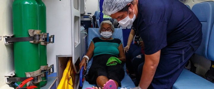 アマゾン川流域の新型コロナウイルス患者　より高度な治療が必要になり、救急車で州都へ搬送する　© Diego Baravelli