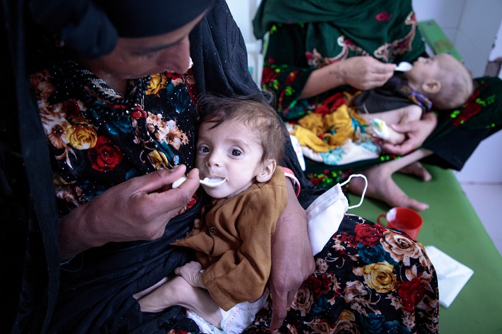 ヘラート州でMSFが運営する入院栄養治療センターで、母親に食事を食べさせてもらう赤ちゃん　© Sandra Calligaro