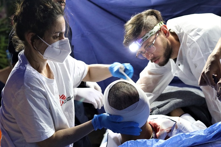 負傷した男性の手当てを行うMSFのスタッフ　© MSF