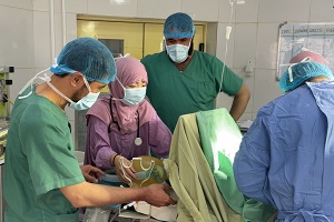 アフガニスタン南部ヘルマンド州のブースト病院で現地の医師らとともに活動する看護師の白川優子（中央） © MSF