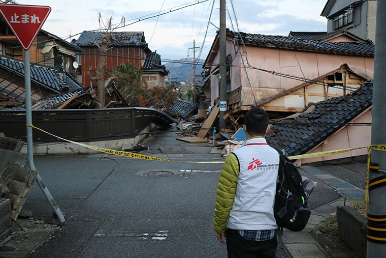 輪島市内の被災現場を歩く臨床心理士の福島＝2024年1月30日　Ⓒ MSF