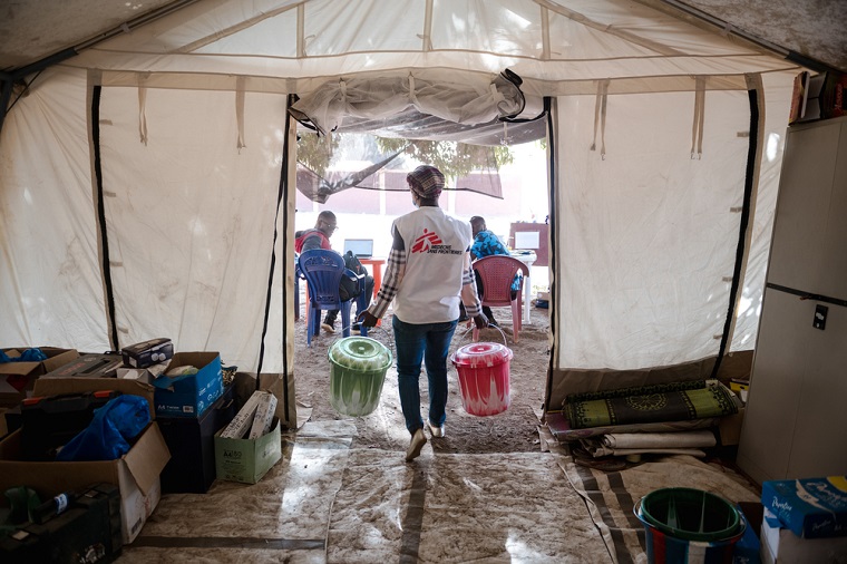 治療用キットの入ったバケツを運ぶ現地のMSFスタッフ © MSF/Andrej Ivanov 