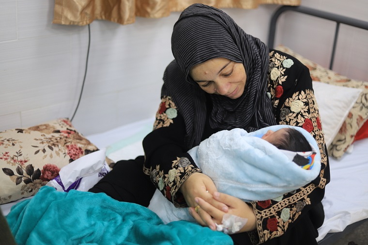 エミラティ病院で出産した女性＝2024年1月15日　© Mariam Abu Dagga/MSF