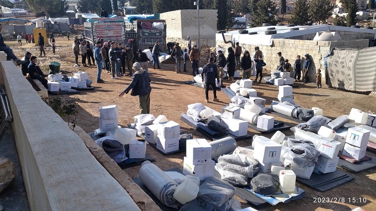毛布や衛生用品などの物資を配布した＝2023年2月8日　© MSF