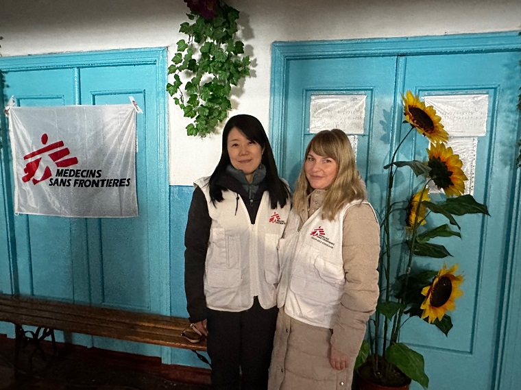MSF日本会長の中嶋優子とウクライナのスタッフ　© MSF