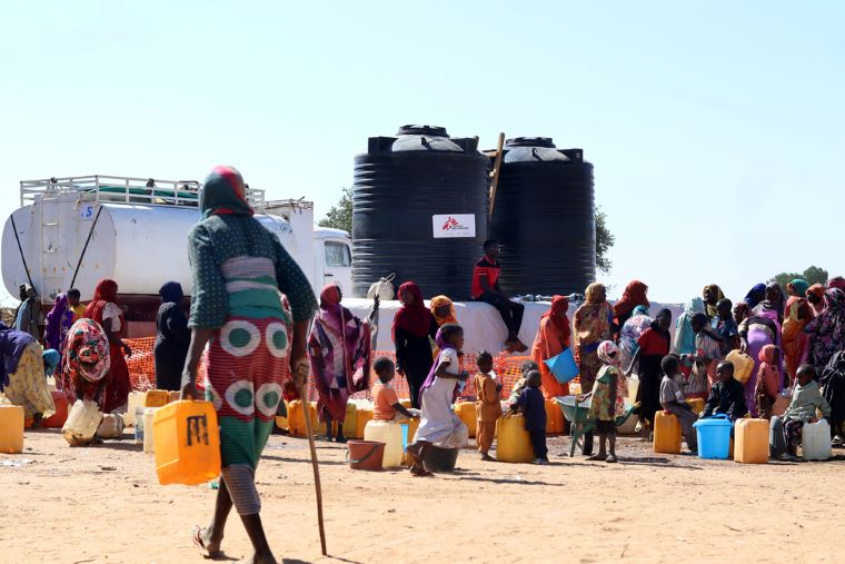 2023年12月、オウラン難民キャンプで給水のため並ぶ人びと　© Renaud Masbeye/MSF