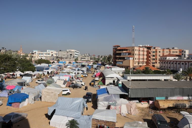 2023年11月24日に撮影されたナセル病院と、周囲に並ぶ避難してきた人びとのテント群　© MSF