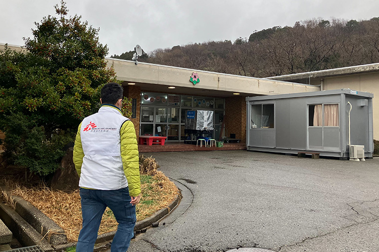 避難所へ向かう心理士の福島　Ⓒ MSF