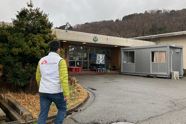 避難所へ向かう心理士の福島 Ⓒ MSF
