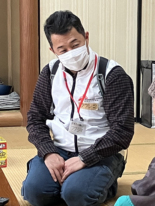 被災者と話す福島 Ⓒ MSF