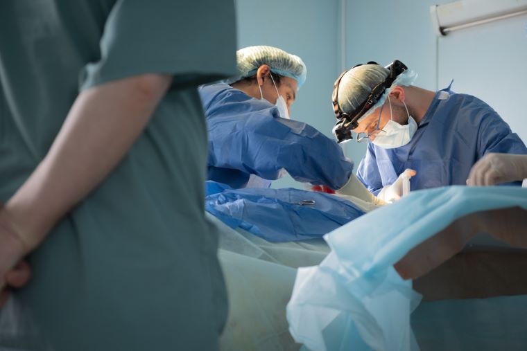 MSFの同僚医師とともに手術するハサン医師　© Linda Nyholm/MSF