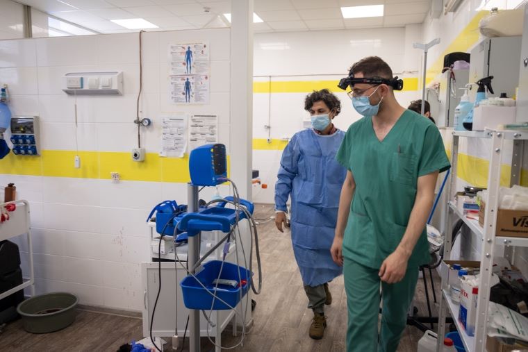 ウクライナ東部コスチャンティニウカの病院で外科医として働くハサン・エル・カファルナ医師　© Linda Nyholm/MSF