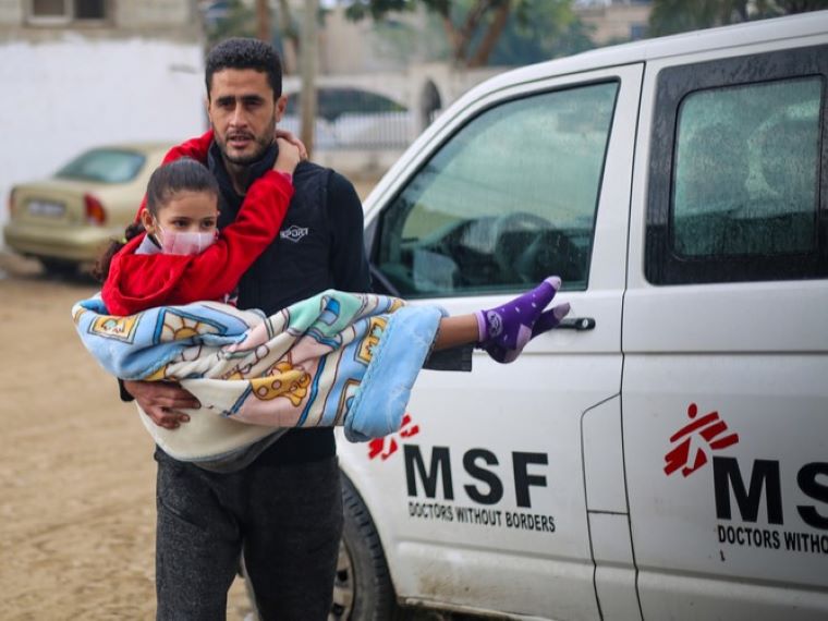 ガザ南部ラファで12月、MSFが支援する病院に運び込まれる少女 © MSF