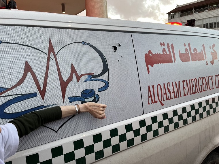銃撃を受けた救急車。乗車していた患者が負傷した＝2023年12月13日　© MSF