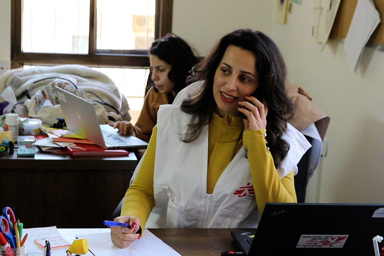 女性たちがMSFの心のケアを受け、人生に希望を見出すことを支援しているヌーラ。「それは私にとってとても大切なこと」と語る　Ⓒ MSF/Louis Baudoin-Laarman