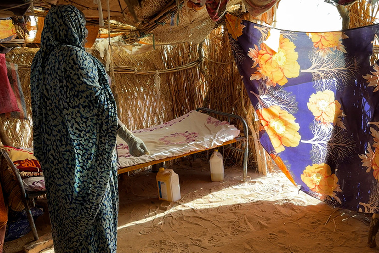 ハディジャが子どもたちと暮らす小枝で編んだシェルター　Ⓒ MSF/Diana Zeyneb Alhindawi