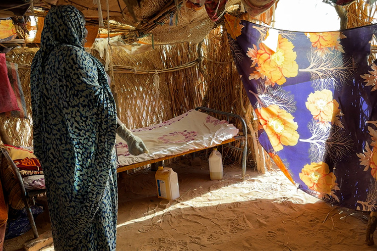 ハディジャが子どもたちと暮らす小枝で編んだシェルター Ⓒ MSF/Diana Zeyneb Alhindawi