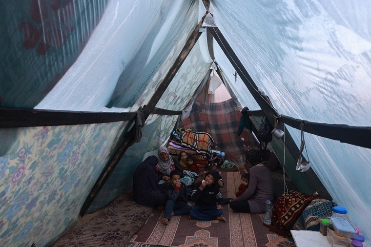 ラファのテントで厳しい避難生活を送るパレスチナ人家族＝2024年1月18日　© MSF