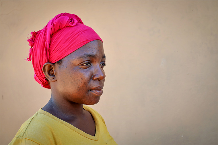 避難民のキャンプで妊婦の支援を行うエルネスティーナさん Ⓒ MSF/Martim Gray Pereira