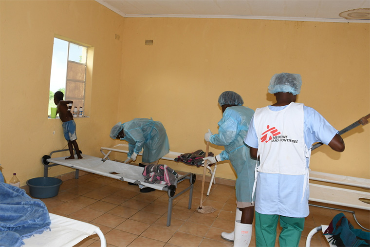 ブヘラの治療センターにて洗浄活動にあたるMSFスタッフ　Ⓒ MSF 
