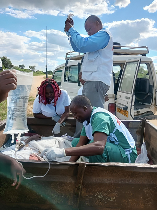 二輪馬車の上で患者を治療するMSFスタッフ　Ⓒ MSF 