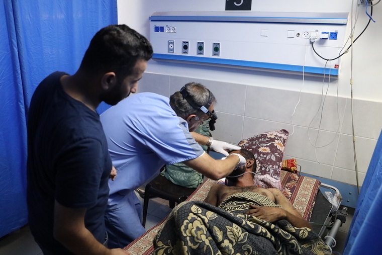 シファ病院で患者の治療を行うMSFのスタッフ（2023年10月19日）。かつてシファ病院はガザ最大の医療機関として機能していた 　© Mohammad Masri 