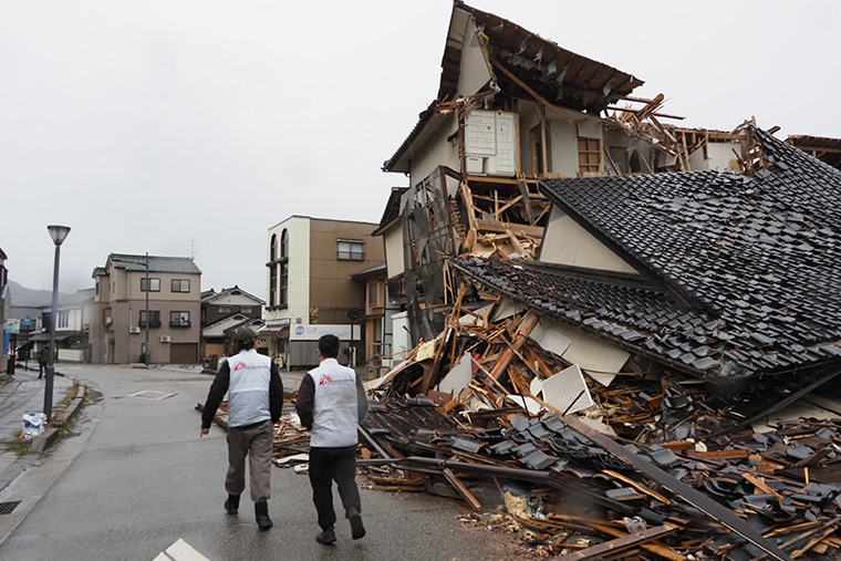 輪島市内の被災現場を歩くMSFスタッフ=2024年2月19日 Ⓒ MSF