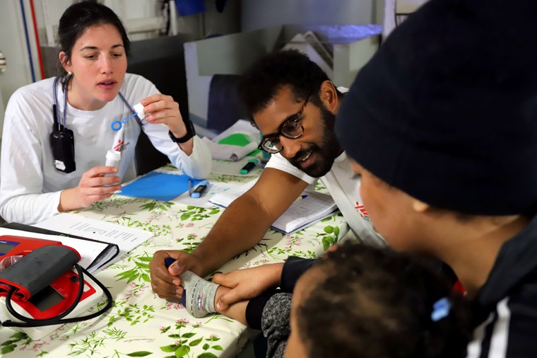 ジオ・バレンツ号内で子どもの診療にあたるMSFスタッフら=2024年3月18日 © MSF/Stefan Pejovic