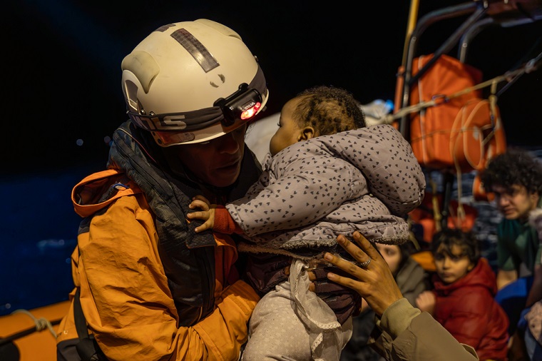 転覆したボートから救出された赤ちゃん。安全と保護を求める人びとが、薄っぺらなボートで命を危険にさらされている＝2024年3月16日　© Simone Boccaccio