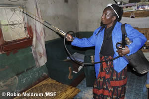 コレラの感染拡大防止のため、消毒作業を行う担当者。